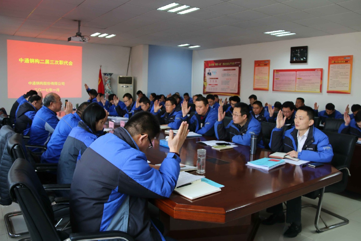 中通鋼構(gòu)三合一防水沖鋒衣定制